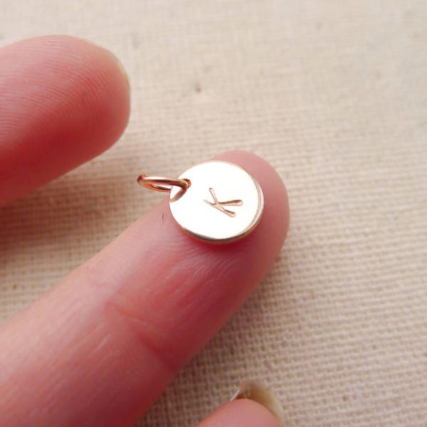 Medallón pequeño con inicial para joyería personalizada, plata de ley o chapado en oro (CR924190)