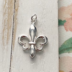 Fluer De Lis Charm Sterling Silver French Flower Symbol Pendant (CCCH63S)