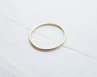Può includere: Un semplice anello d'oro, una delicata fascia di metallo, perfetto per l'uso quotidiano.