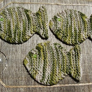 PDF knitting pattern, Fish coasters, very easy project, cotton yarn and pony beads