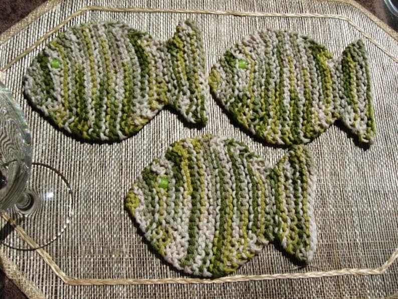 PDF knitting pattern, Fish coasters, very easy project, cotton yarn and pony beads image 1