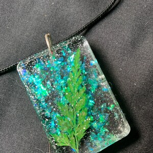 Green leaf resin necklace