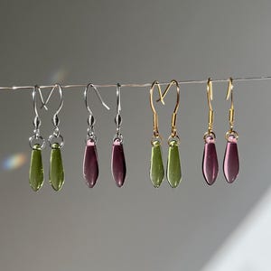 Boucles d’oreilles minimalistes et élégantes, avec perles violettes ou vertes en verre en forme de goutte
