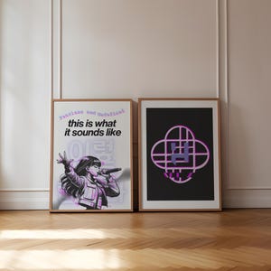 Może przedstawiać: Dwa oprawione wydruki artystyczne. Lewy wydruk przedstawia czarno-białą ilustrację piosenkarki z tekstem "fearless and undefined" i "this is what it sounds like". Prawy wydruk ma geometryczny wzór w kolorze różowym i fioletowym na czarnym tle.