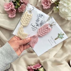 Taufe Makramee Schlüsselanhänger, Mi Bautizo Geschenke, Erstkommunion, Boho Gastgeschenke für Erwachsene, Benutzerdefinierte Taufbevorzugung für Gäste, Andenken Taufe