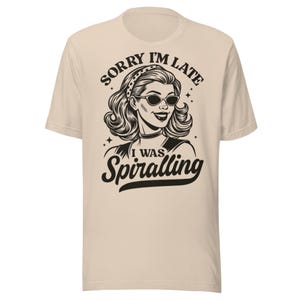 Przepraszam za spóźnienie Koszulka Retro Spiral/Niestabilna psychicznie, modnie na czas Koszulka Vintage Breakdown
