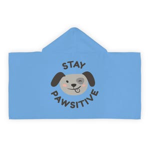 ユースフード付きタオル - Stay Pawsitiveデザイン、かわいい子供用バスタオル、犬好きへのギフト、プールの日の必需品、楽しいビーチカバーアップ