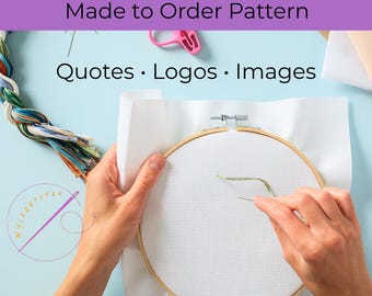 Pode incluir: Um projeto de ponto cruz em andamento, com um bastidor de bordado de madeira segurando tecido branco. O texto "CUSTOM Cross Stitch Made to Order Pattern" está no topo, com "Quotes • Logos • Images" abaixo. Fios coloridos e uma tesoura rosa também são visíveis.