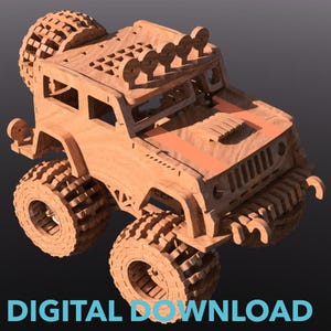 Op de afbeelding: Een houten model van een monstertruck met grote banden en een gedetailleerd ontwerp. De truck is gemaakt van lichtbruin hout en heeft een zwarte grille en koplampen. De truck staat op een grijs oppervlak.
