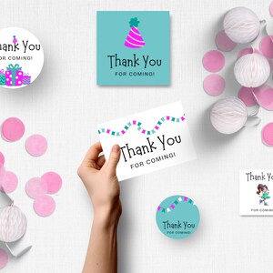 Puede incluir: Un conjunto de tarjetas y pegatinas de agradecimiento con temática de fiesta. Las tarjetas y pegatinas presentan una variedad de diseños, que incluyen un gorro de cumpleaños, una niña con un vestido y una cadena de banderas. El texto en las tarjetas y pegatinas dice "¡Gracias por venir!"