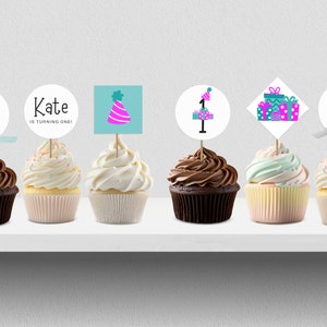 Puede incluir: Seis cupcakes decorados con coloridos adornos para cupcakes. Los adornos representan a una niña con cabello rubio, un gorro de cumpleaños, un número uno, una pila de regalos y el texto "¡Kate cumple un año!"