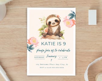 Może przedstawiać: Różowe i białe zaproszenie z ilustracją leniwca. Zaproszenie zawiera napis "KATIE IS 9 please join us to celebrate SATURDAY January 7 2-4 PM 123 Awesome Place Any City, St RSVP to Sarah XXX-XXX-XXXX"