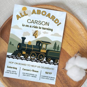 Puede incluir: Una invitación de fiesta de cumpleaños de tren azul y blanco con un tren de dibujos animados y el texto "ALL ABOARD! CARSON is on a ride to turning 4". La invitación incluye la fecha, la hora y la ubicación de la fiesta, así como un contacto de RSVP.
