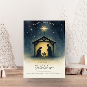 Puede incluir: Una tarjeta de invitación navideña con una ilustración de la Natividad bajo un cielo estrellado. El texto dice "PLEASE JOIN US FOR A NIGHT IN Bethlehem" con la fecha y la hora debajo. Decoraciones de árboles de Navidad de madera en el fondo.