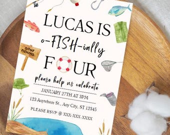 Peut inclure: Une carte d'invitation blanche avec des accents aquarelle bleus. Le texte indique "Lucas is -FISH-ially FOUR please help us celebrate JANUARY 27TH AT 3PM 123 Anywhere St., Any City, ST 12345 PLEASE RSVP @XXX-XXX-XXXX". La carte présente un thème de pêche avec des illustrations d'un poisson, d'une canne à pêche, d'une bouée de sauvetage et d'un filet de pêche.