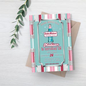Może przedstawiać: Turkusowe i różowe zaproszenie na przyjęcie urodzinowe z srebrną ramką. Zaproszenie zawiera grafikę retro butelki z sodą i tekst "Soda-Licious Birthday Party!" Zaproszenie jest na przyjęcie urodzinowe Madison z okazji jej 12. urodzin, które odbędzie się 26 września o godzinie 18:00. Adres to 123 Babbly Street, Any City, 51, 50260. Numer RSVP to XXX-XXX-XXXX.