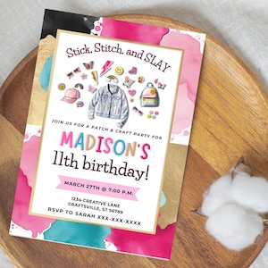 Op de afbeelding: Een kleurrijke verjaardagsuitnodiging met een aquarel achtergrond. De uitnodiging zegt "Stick, Stitch, and SLAY" en "MADISON'S 11th birthday!" met een spijkerjack en patches. De uitnodiging bevat de datum, tijd, adres en RSVP-informatie.
