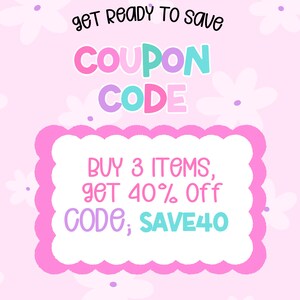Pode incluir: Fundo rosa com flores brancas. O texto diz: "GET READY TO SAVE COUPON CODE BUY 3 ITEMS, get 40% Off CODE; SAVE40"