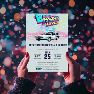 Może przedstawiać: Zaproszenie na imprezę w stylu Powrót do przyszłości z ilustracją niebieskiego i białego DeLorean'a. Zaproszenie zawiera napis "Great Scott! Drew's 4-0 is here!" oraz datę, godzinę i miejsce imprezy. RSVP do 10 marca do Sarah.