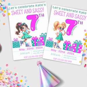 Puede incluir: Dos invitaciones de cumpleaños rosa y blancas con una niña de dibujos animados sosteniendo una piruleta. Las invitaciones son para una fiesta de cumpleaños de 7 años y dicen "¡Celebremos el dulce y atrevido 7º cumpleaños de Kate!" Las invitaciones incluyen la fecha, la hora y el lugar de la fiesta.