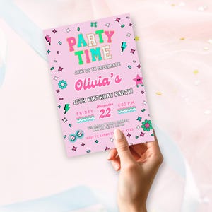 Puede incluir: Invitación a una fiesta de cumpleaños rosa con un diseño gráfico colorido. La invitación dice "Party Time" y "¡Únete a nosotros para celebrar el cumpleaños número 10 de Olivia!" La fecha es el viernes 22 de noviembre a las 4:00 PM.