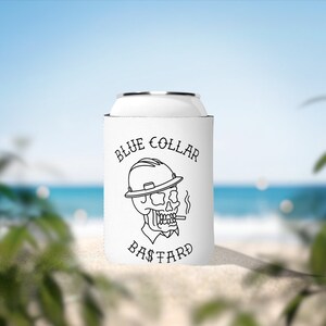 Op de afbeelding: Witte blikjeskoeler met een zwart-witte illustratie van een schedel met een helm op en een sigaret roken. De tekst "BLUE COLLAR BASTARD" staat op de koeler gedrukt.