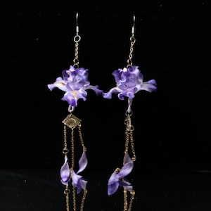 Pendientes de terciopelo Iris bordados a mano: tachuelas florales de estilo neoisabelino