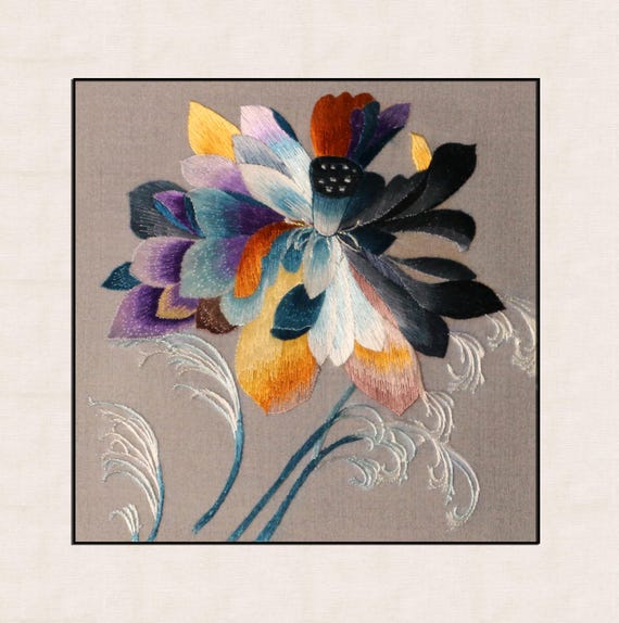 モダンブルーム刺繍アート：手縫いの花飾り、再生オーク材のフレーム 