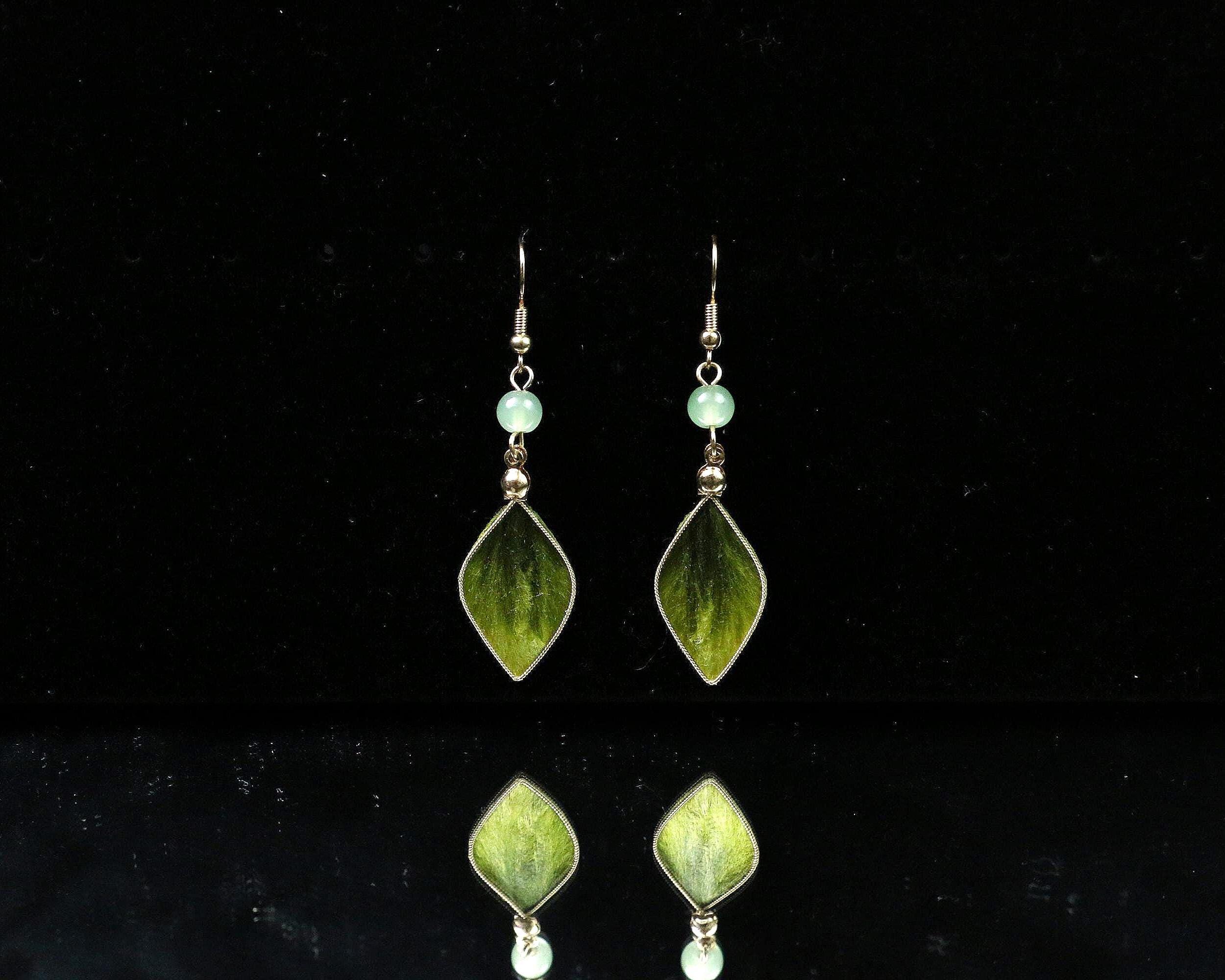 手刺繍のシルクリーフイヤリング：グリーンプレナイト＆スターリング