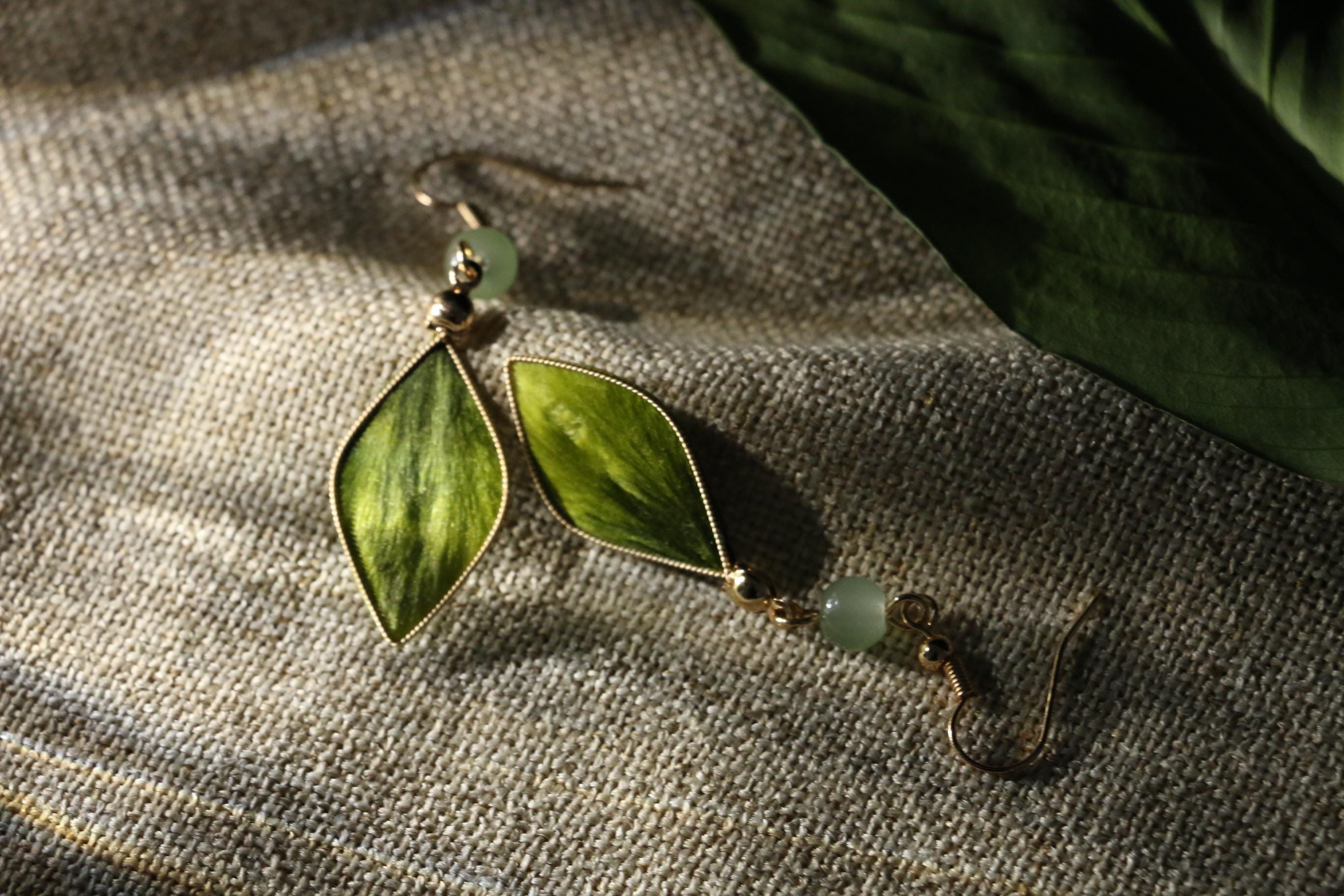 手刺繍のシルクリーフイヤリング：グリーンプレナイト＆スターリング