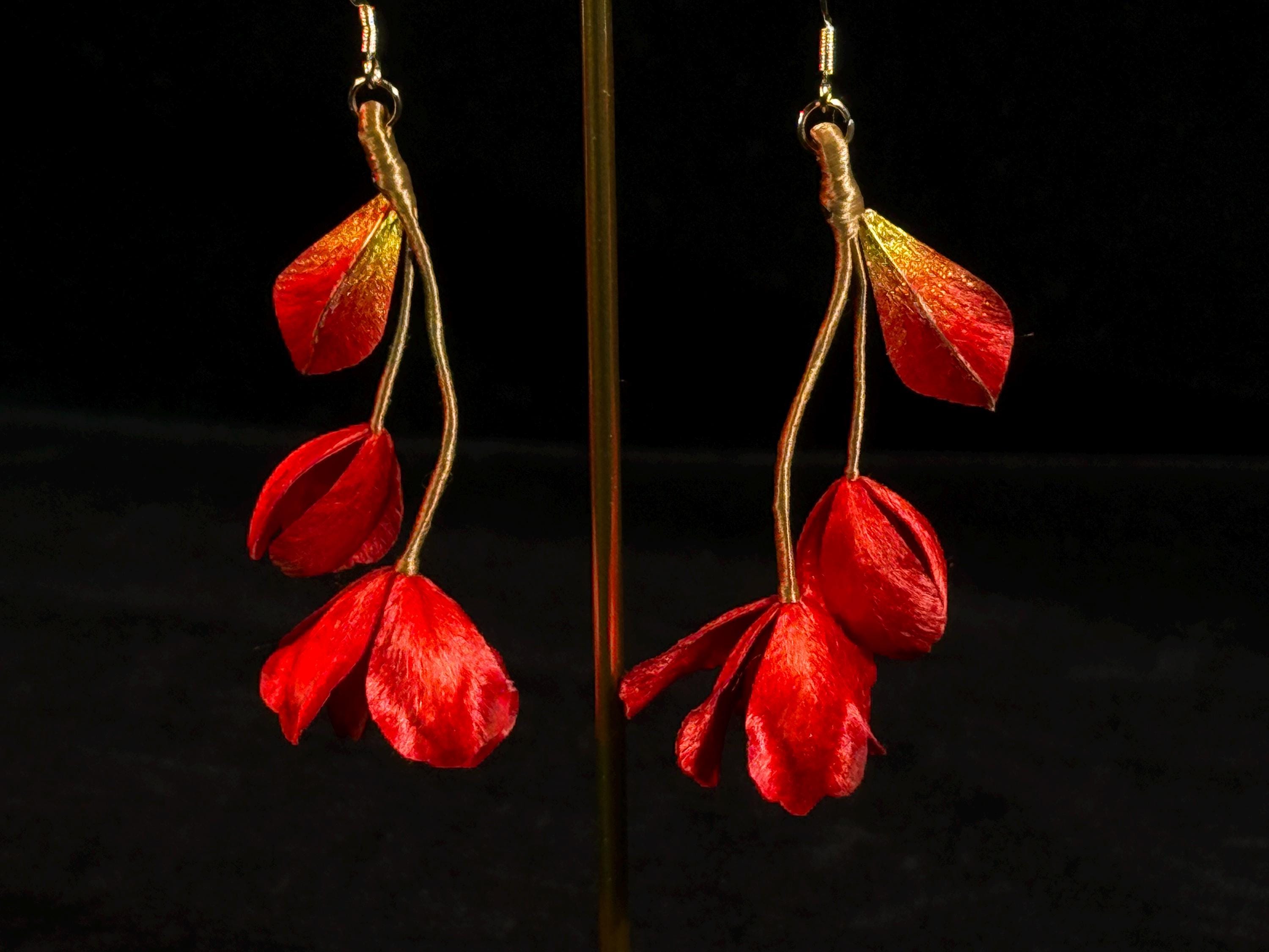 赤いバラの花のイヤリング、シルクベルベットの花のドロップイヤリング 
