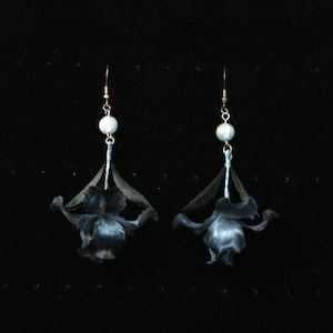 Tsolène Élanor ベルベット アイリスフラワー イヤリング：ブルー スターストーン ダングル、シルク糸 ハンドメイド