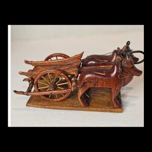 手作りのヴィンテージミニチュア赤い木製の牛車の彫刻 - フォークアートのレプリカ農場の装飾を読む