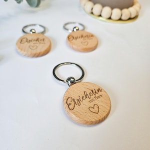 personalisierter Schlüsselanhänger • hochwertig liebevoll gestaltet • Geschenk • Erzieherin / Hebamme und co. mit Herz • nachhaltig