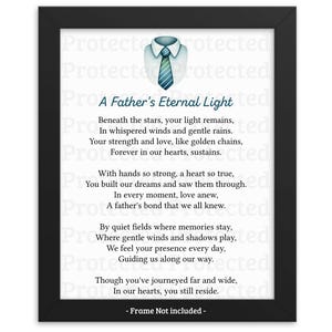 Pode incluir: Uma impressão emoldurada em preto com um poema sobre a luz eterna de um pai. O poema diz: "Sob as estrelas, sua luz permanece, Em sussurros de vento e chuvas suaves. Sua força e seu amor, como correntes de ouro, Para sempre em nossos corações, sustentam."