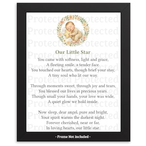 Puede incluir: Una impresión enmarcada con borde negro presenta un poema titulado "Our Little Star". La imagen incluye una ilustración en acuarela de un bebé rodeado por una corona floral. El texto está en una fuente serif clásica.