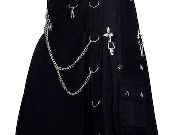 Könnte beinhalten: Schwarzer Kilt mit silbernen Ketten- und Ringakzenten. Mit zwei Vordertaschen und dekorativen Metallbeschlägen. Eine moderne Interpretation eines traditionellen Kleidungsstücks.