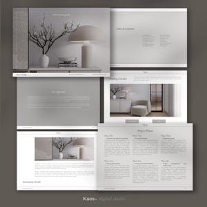 Könnte beinhalten: Eine Broschüre mit grauem Hintergrund und weißer Schrift. Die Broschüre ist für ein digitales Studio namens Kaos. Die Broschüre enthält Informationen über den Ansatz des Studios, die Projektphasen und den Buchungskalender. Die Broschüre zeigt auch ein Foto eines modernen Wohnzimmers mit einem weißen Sessel und einer Lampe.