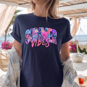 Summer Vibes Shirt for Women, Floral Retro Vacation Tee, Colorful Aesthetic Beach T-Shirt, Cute Summer Graphic Tee Gift Idea, Woman Gift Tee