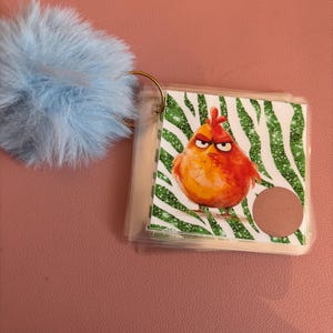 Mini desafio de raspar ovo de ouro em um chaveiro Pom Pom aleatório. 10 raspadinhas totalizando 120