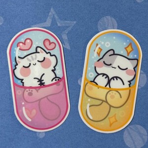Pilules de guérison Stickers chats mignons, autocollant kawaii en vinyle brillant découpé, résistant aux intempéries, parfait pour les bouteilles, les ordinateurs portables et cadeau pour les amoureux des chats