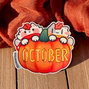 Sticker van de maand oktober schattige kat, glanzend vinyl gestanste sticker, weerbestendig, perfect voor flessen, laptops en cadeau voor kattenliefhebber