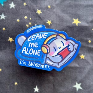 Introvert lassen Sie mich allein niedlichen Katzenaufkleber, Kawaii-Glossy-Vinyl-Die-Cut-Aufkleber, wetterfest, perfekt für Flaschen, Laptops und Geschenk