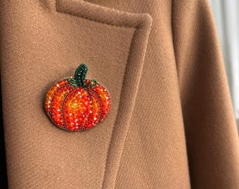 Broche de calabaza con cuentas, regalo divertido de Halloween, broche de calabaza naranja, regalo para ella, broche de verduras bordado con cuentas, broches para mujer