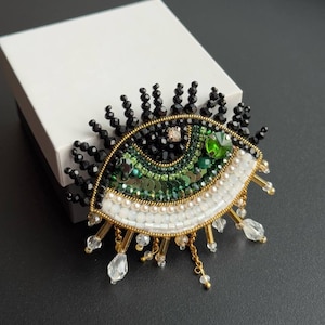 Broche perlée oeil vert, épingle faite main, cadeau pour elle, épinglette mystique, bijoux de vacances uniques, broche oeil brodée, épinglette