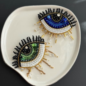 Broche perlée oeil bleu vert, épingle faite main mauvais oeil, épinglette, bijoux de vacances uniques, broche oeil brodée, broches pour femme