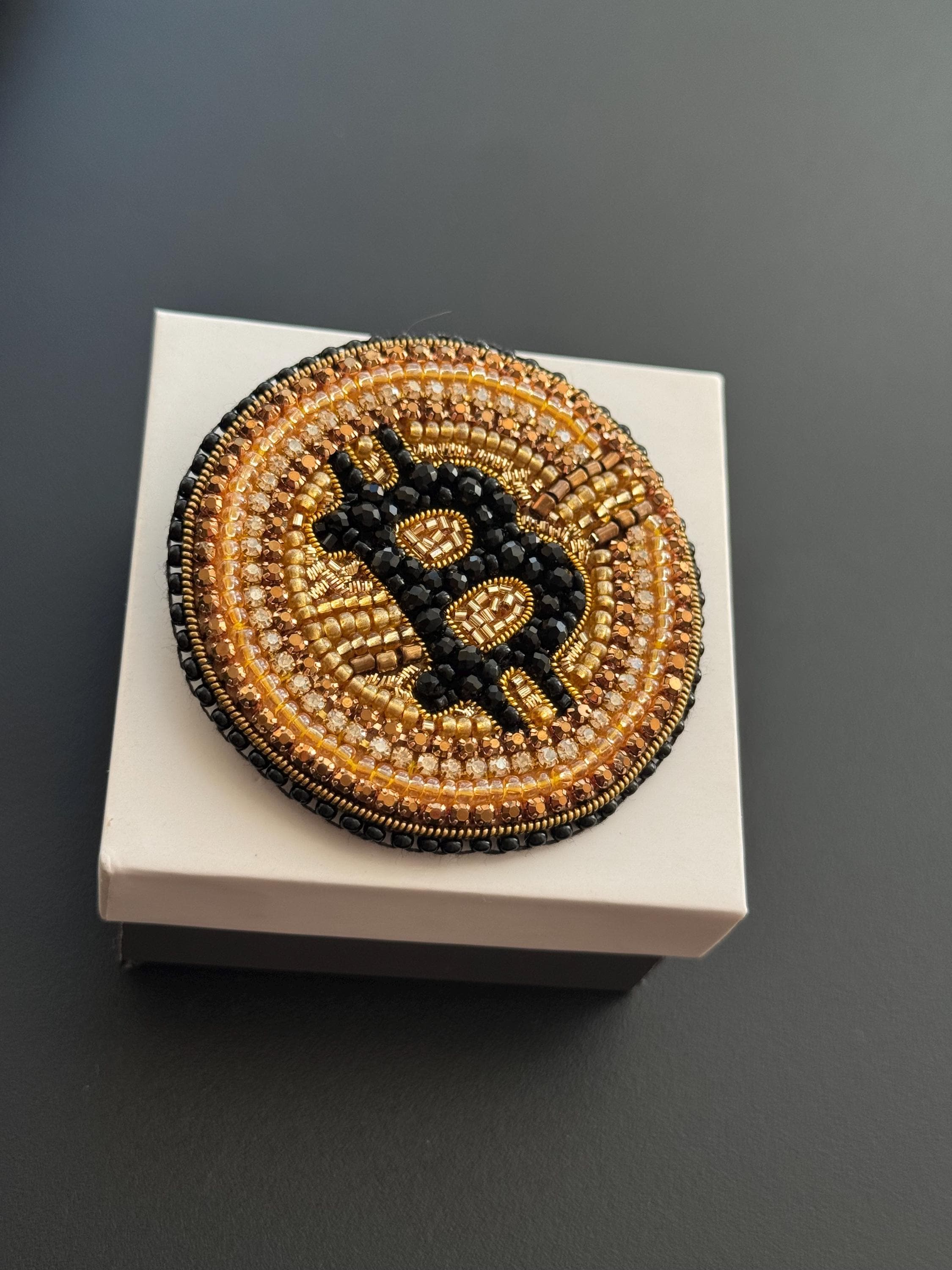 手刺繍のビットコインブローチ：暗号通貨ステートメントピン、テクノロジーギフト - Etsy 日本