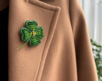 Perlen vierblättriges Kleeblatt: St Patricks Day Kleeblatt, Anstecknadel grün