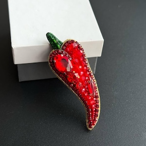Chili Pepper Brooch, Hot Pepper Pin, Spicy Food Jewelry, Vegan Gift, Summer BBQ Accessory, Embroidered Vegetable Brooch, Gift for Cook