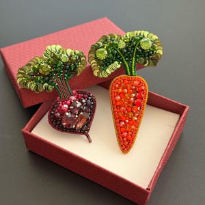 Carrot and Beet Brooch Set, Beaded Vegetable Pins, Gift for Her, Fall Garden Jewelry, Funny Lapel Pins, Harvest Festival Accessories